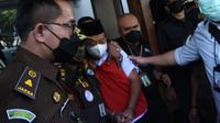 Terdakwa pemerkosa belasan santri di Bandung, Herry Wirawan, keluar dari ruang persidangan setelah agenda sidang tuntutan di Pengadilan Negeri Bandung, Selasa (11/1/2022). (Foto: Humas Kejati Jabar)