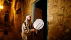 Michel Ayoub, seorang Kristen Arab-Israel, ketika membangunkan kaum muslim untuk melaksanakan sahur di Arce, Israel, Senin (20/6). Michel Ayoub sudah bertahun-tahun membangunkan sahur kaum muslim di sekitarnya selama Ramadan. (REUTERS/Ammar Awad)