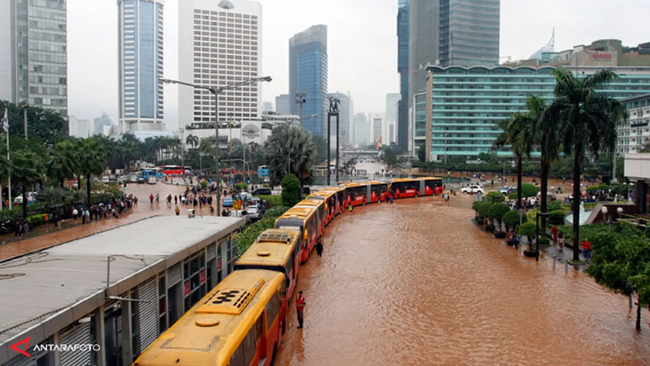 banjir-bundaran-hi-130117b.jpg