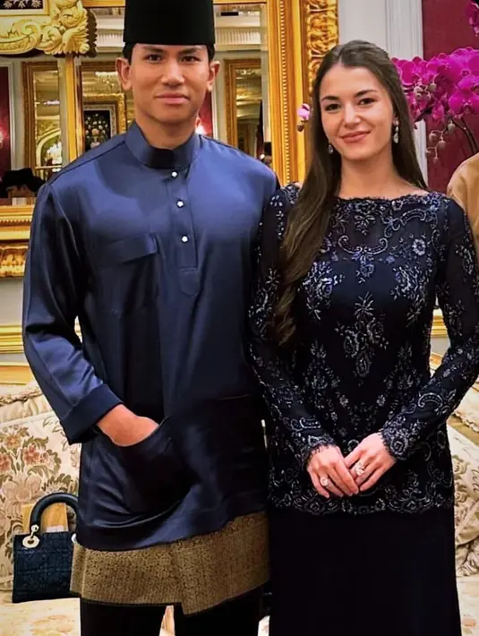 Anisha Rosnah tampil mengenakan baju kurung dengan atasan berpayet lengan panjang dipadukan rok mermaid warna navy. [anis.haikk]