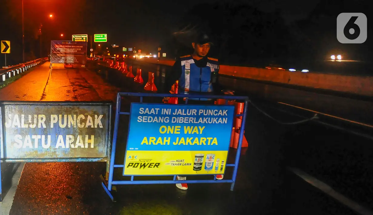 Arus lalu lintas dari Jakarta ke wilayah tersebut akan ditutup mulai 18.00 WIB hari ini (31 Desember 2023) hingga 02.00 WIB (1 Januari 2024). (merdeka.com/Arie Basuki)
