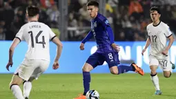 Pemain Argentina U-20, Maximo Perrone menggiring bola melewati sejumlah pemain Selandia Baru U-20 pada laga lanjutan Grup A Piala Dunia U-20 2023 di San Juan Stadium, Argentina, Sabtu (27/05/2023) WIB. Argentina menang dengan skor 5-0. (AFP/Andres Larrovere)