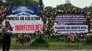 Di sekitar Posko Crisis Center Bandara Juanda, Surabaya, berjejer beberapa karangan bunga duka cita bagi para jenazah penumpang AirAsia QZ8501, Rabu (31/12). (Liputan6.com/Johan Tallo)