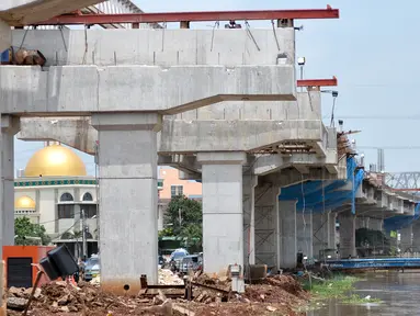 Pembangunan Tol Bekasi-Cawang-Kampung Melayu (Becakayu) terus dikebut, Jakarta, Kamis (27/10). Proyek ini ditargetkan rampung akhir tahun 2017. (Liputan6.com/Yoppy Renato)