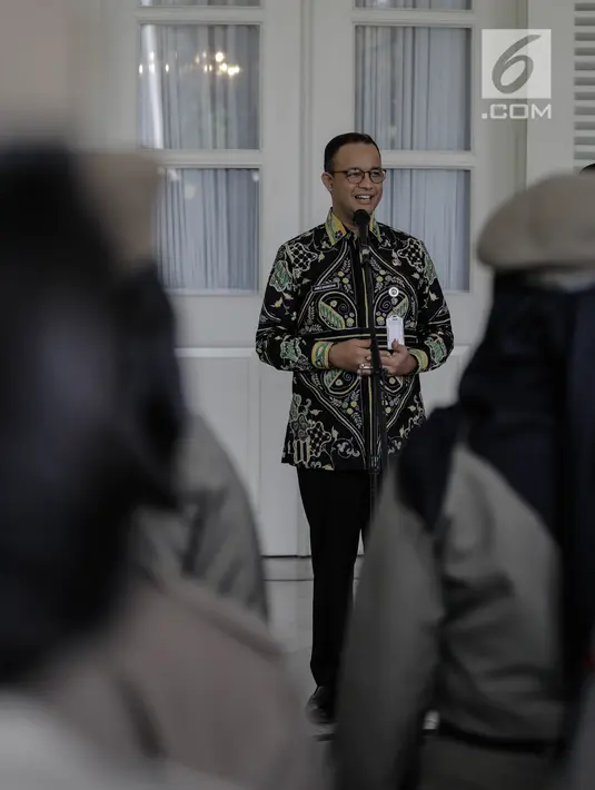 Gubernur DKI Jakarta Anies Baswedan berpidato saat memimpin pelepasan personel Satpol PP di halaman Pendopo Balai Kota, Jakarta, Kamis (29/3). Dari 30 personel tersebut mayoritas ibu-ibu. (Liputan6.com/Faizal Fanani)