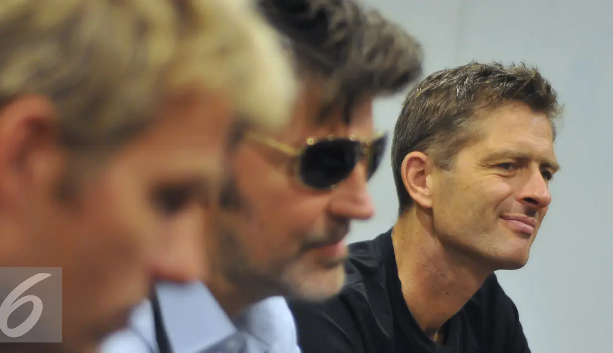 Personil MLTR mendengarkan pertanyaan dari Liputan6.com di Jakarta, Rabu (19/8/2015). Mereka mengikuti perkembangan musik Indonesia dan menyukai suara penyanyi Indonesia Judika dan Agnez Mo dan. (Liputan6.com/Herman Zakharia)