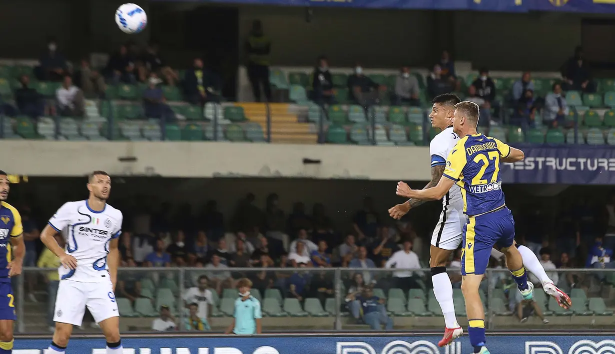 Inter Milan baru saja kedatangan striker baru, Joaquin Correa dari Lazio, dan langsung menjalani laga debutnya kala menghadapi Verona pada pekan kedua. Hebatnya, striker asal Argentina itu langsung berikan dampak signifikan dengan mencetak brace di laga tersebut. (Foto: AP/LaPresse/Paola Garbuio)