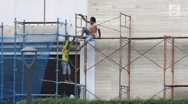 Pekerja memasang dinding di salah satu bangunan di Jakarta, Selasa (15/1). Kementerian Ketenagakerjaan (Kemenaker) mencatat telah terjadi 157.313 kecelakaan kerja sepanjang tahun 2018. (Liputan6.com/Angga Yuniar)