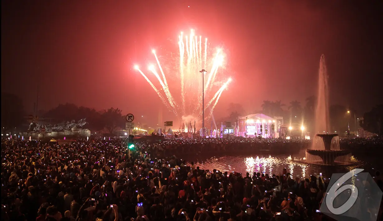 Ribuan warga Jakarta dan sekitarnya memadati kawasan Patung Kuda dan Merdeka Barat untuk menyaksikan pesta kembang api untuk menyambut Tahun Baru 2015, Jakarta, Kamis (1/1/2015). (Liputan6.com/Faizal Fanani)