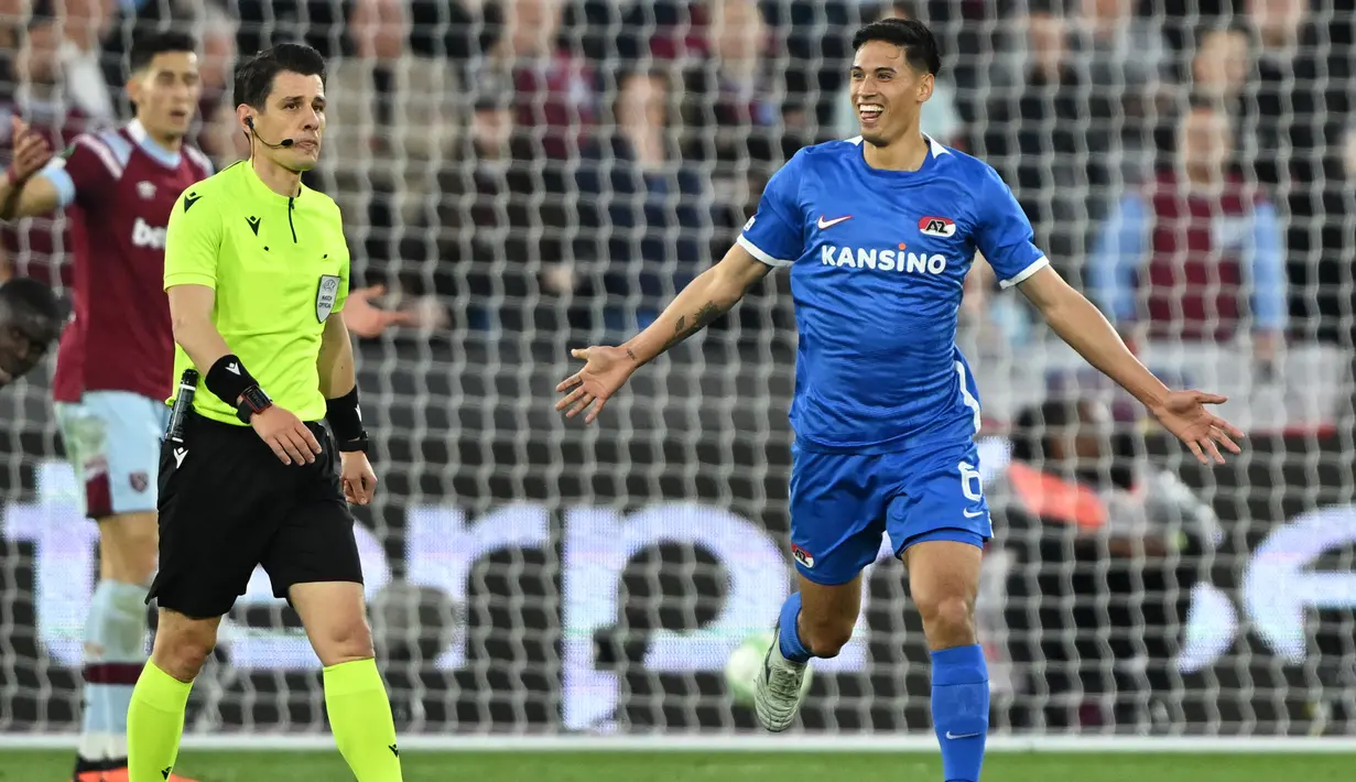 Selebrasi gelandang AZ Alkmaar, Tijjani Reijnders setelah mencetak gol ke gawang West Ham pada laga leg pertama semifinal Europa Conference League 2022/2023 di London Stadium, London (11/5/2023). Sepanjang musim 2022/2023, Tijjani Reijnders total bermain dalam 54 laga di semua ajang dengan torehan 7 gol dan 12 assist. (AFP/Justin Tallis)