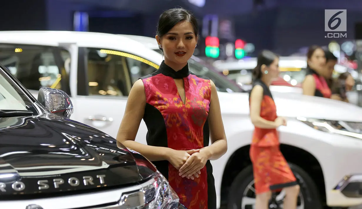Sales Promotion Girls (SPG) atau model bersanding di samping mobil Mitsubishi pada pembukaan GIIAS 2018 di ICE BSD, Tangsel, Kamis (2/8). Mereka bersanding di samping mobil dengan pesona kecantikannya. (Liputan6.com/Fery Pradolo)