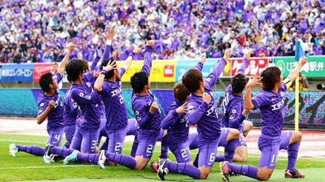 Sanfrecce Hiroshima tim Japan League melakukan selebrasi gol unik dengan secara kompak merebahkan diri di lapangan.