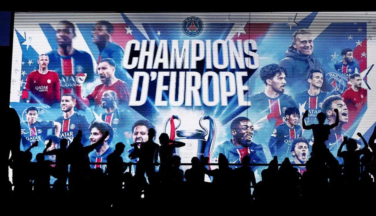 Para pendukung Les Parisiens juga merayakan gelar juara Liga Champions 2024/2025 Paris Saint-Germain (PSG) di Stadion Parc des Princes, Paris, Prancis pada 31 Mei 2025. (Thibaud MORITZ/AFP)