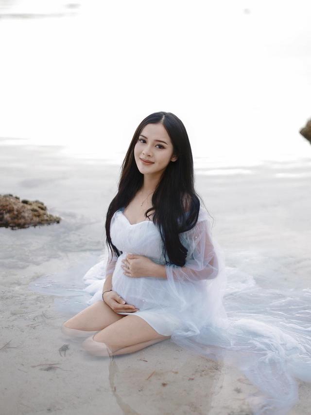 7 Momen Maternity Shoot Bella Bonita di Pantai Ini Tampil Menawan