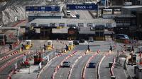 Para pelancong tiba di terminal feri Pelabuhan Dover di pantai tenggara Inggris pada tanggal 31 Juli 2024. Pemerintah Inggris mengatakan pada tanggal 29 Juli bahwa mereka belum siap untuk pemeriksaan perbatasan Uni Eropa. (Dok:&nbsp;HENRY NICHOLLS / AFP)