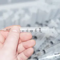 Sebuah video yang memperlihatkan seorang bocah laki-laki tengah nangis di suntik kini tengah jadi perdebatan para netizen. Kenapa? (Foto: wordpress.com)