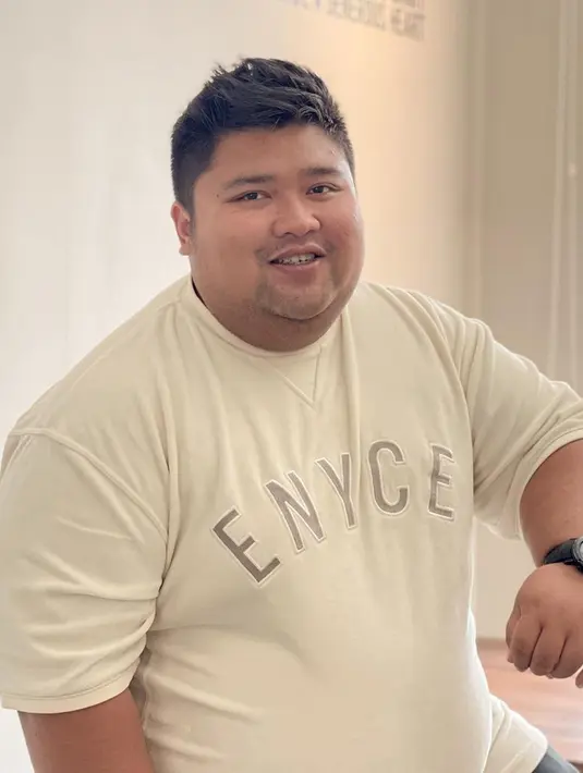 Tommy Kaganangan, kini tinggal di Banjarmasin. Ia cukup populer di Instagram dengan sudah memiliki 258 ribu followers. Ia selalu unggah konten-konten lucu dan menarik di media sosial. (Liputan6.com/IG/tommykaganangan15)