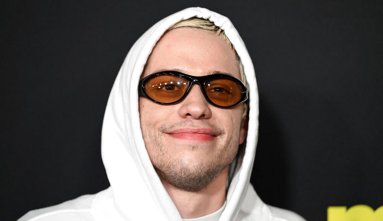 Pete Davidson menghadiri pemutaran perdana film 'Meet Cute' di Manhattan West Plaza, New York, Amerika Serikat, 20 September 2022. Senyuman terlukis pada wajahnya yang sedikit berjanggut. (Photo by Evan Agostini/Invision/AP)