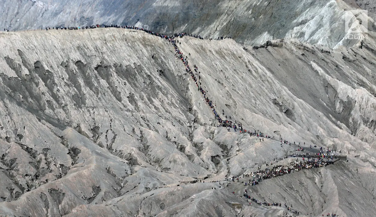 Wisatawan menaiki anak tangga menuju puncak Gunung Bromo, Probolinggo, Jatim, Minggu (8/7). Gunung Bromo masih menjadi destinasi wisata primadona yang ramai dikunjungi wisatawan setiap tahunnya. (Liputan6.com/Arya Manggala)