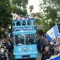 Skuat Persib Bandung diarak menggunakan Bus Bandros dengan membawa Trofi Piala Presiden 2015 di Kota Bandung, Jawa Barat, Minggu (25/10/2015). (LIputan6.com/twitter.com/persib)