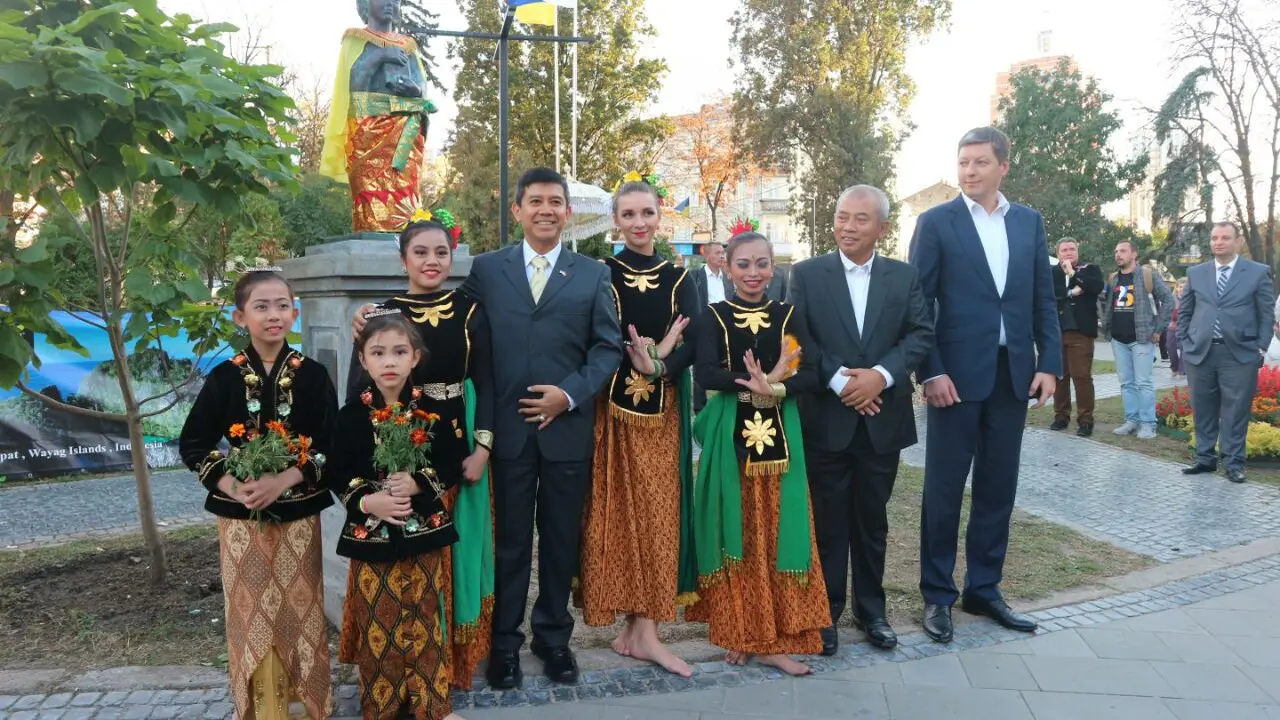 Dubes RI untuk Ukraina Yuddy Chrisnandi hadiri upacara penyematan baju traadisional Indonesia ke Patung Queen Anna de Kyiv (KBRI Kyiv)