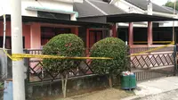 Rumah kediaman pegawai BNN yang tewas dibunuh diberi garis polisi (Achmad Sudarno/Liputan6.com)