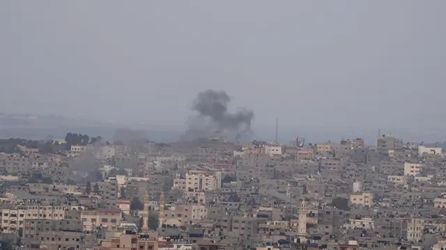 Asap mengepul usai serangan udara Israel di sebuah gedung di Kota Gaza, Jumat, 5 Agustus 2022. (AP/Hatem Moussa)