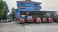 Kendaraan milik DPKP Kota Depok yang terparkir di Mako DPKP (Liputan6.com/Dicky Agung Prihanto)