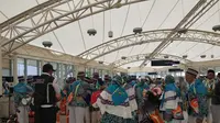 Jemaah haji Indonesia asal kloter Ujung Pandang (UPG) 14 di Bandara Prince Mohammed bin Abdul Aziz. Liputan6.com/Nurmayanti