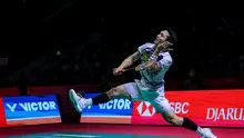 Aksi Jonatan Christie saat menghadapi Pakkapon Teeraratsakul dalam laga semifinal Indonesia Open 2026 yang berlangsung di Istora Gelora Bung Karno, Jakarta, Sabtu (6/6/2026). (Bola.com/Bagaskara Lazuardi)