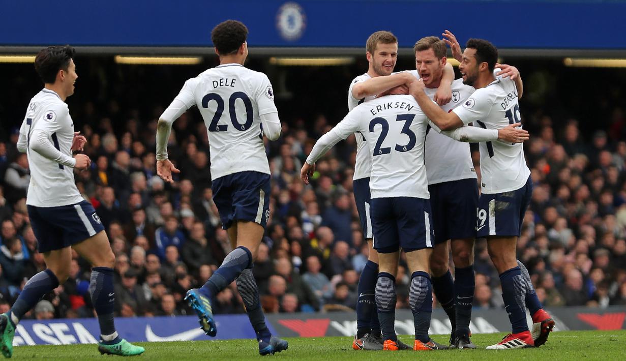 Para pemain Chelsea merayakan gol yang dicetak Christian Eriksen pada laga Premier League di Stadion Stamford Bridge, London, Minggu (1/4/2018). Chelsea kalah 1-3 dari Tottenham. (AFP/Daniel Leal-Olivas)