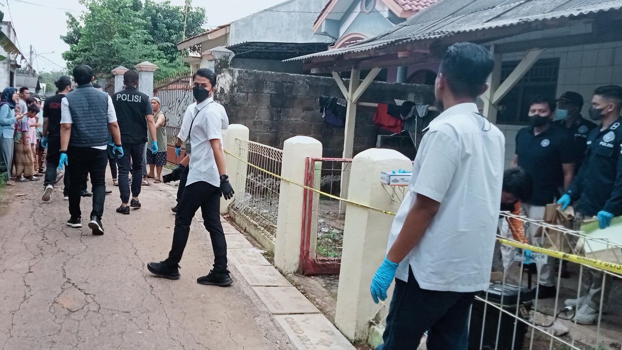 Tim Puslabfor Mabes Polri membawa sejumlah sampel saat olah TKP ulang di rumah keluarga di Bekasi yang diduga keracunan.