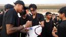 <p>Mantan penyerang Manchester United, Jesse Lingard memberikan tanda tangan setelah coaching clinic di Stadion Madya Senayan, Jakarta Pusat, Sabtu (10/6/2023). Kegiatan tersebut diikuti oleh hampir 100 anak dari Jakarta Intercultural School dan ada juga dari sekolah sepak bola lainnya. (Bola.com/M Iqbal Ichsan)</p>