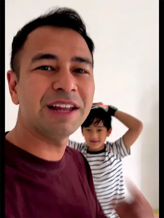 Hal itu terungkap dari perbincangan Raffi dengan putra pertamanya, Rafathar. Untuk memberikan semangat putranya menjalankan ibadah secara sebulan penuh, suami Nagita Slavina itu siap memberikan hadiah. [Instagram/raffinagita1717]