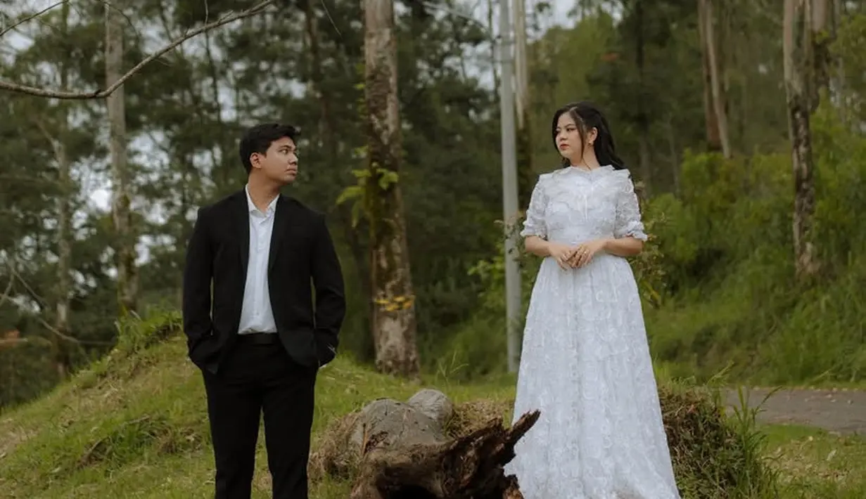 Berikutnya, Frans masih mengenakan setelan jasnya. Sedangkan, Indah mengenakan long dress putih dengan aksen bunga. [@fransfaisal_]