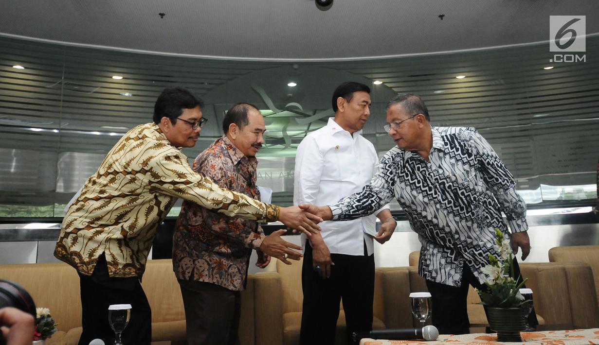 Menko Polhukam, Wiranto (ketiga kiri) bersama Menteri Koordinator Bidang Perekonomian Darmin Nasution dan Kepala PPATK Kiagus Ahmad Badaruddin usai memberi keterangan di Jakarta, Selasa (29/8). (Liputan6.com/Helmi Fithriansyah)  