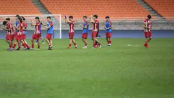 Setelah laga berakhir, Pablo Pozos Bueno terlihat memisahkan dirinya dari teman-temannya. Ia berjalan berlawanan menuju tengah lapangan. (Bola.com/Bagaskara Lazuardi)