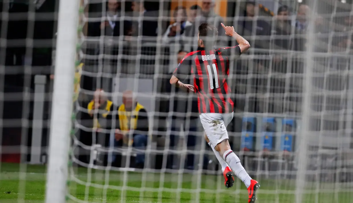 Penyerang AC Milan, Fabio Borini berselebrasi setelah berhasil mencetak gol ke gawang Bologna dalam laga pekan ke-35 Liga Italia di San Siro, Senin (6/5/2019). AC Milan berhasil mengatasi Bologna 2-1 demi memelihara asa mereka mengamankan tiket ke Liga Champions musim depan (AP/Antonio Calanni)