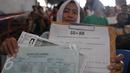Seorang wanita memperlihatkan dokumen persyaratannya untuk mendaftar sebagai pengendara Go-Jek  di Hall A Basket Senayan, Jakarta, Jumat (14/8/15). Fenomena ojek online dengan aplikasi di hanphone kini banyak diminati. (Liputan6.com/Herman Zakharia)