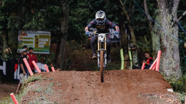 Rendy Varera Sanjaya Berjaya di Seri 2 Indonesian Downhill 2024