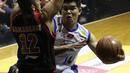 Pemain Satria Muda Britama, Christmas Bonanza Siregar, berusaha melewati hadangan pemain Aspac, Fandi Andika Ramadhani, dalam lanjutan pertandingan basket NBL Championship Series di Hall Basket Gelora Bung Karno, Senin (4/5). (bola.com/Arief Bagus)