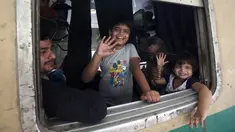 Anak-anak melambaikan tangan saat berada di kereta sebelum berangkat ke kampung halaman mereka untuk liburan Idul Fitri di stasiun kereta api di Karachi, Pakistan (2/6/2019). Idul Fitri menandai akhir bulan suci Ramadan. (AP Photo/Fareed Khan)