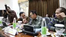 Menteri Perindustrian Saleh Husin (kiri) terlihat menjajal kamera sebelum rapat terbatas di Kantor Kepresidenan, Jakarta, Rabu (16/9/2015). Rapat tersebut membahas Foreign Direct Investment dan Kemudahan berusaha di Indonesia. (Liputan6.com/Faizal Fanani)