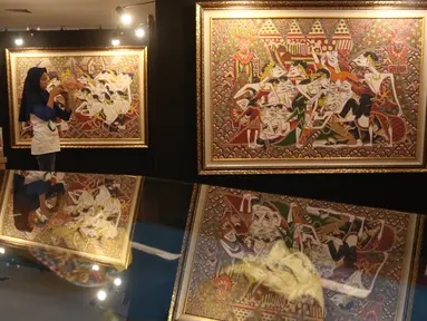 Pengunjung mengamati karya-karya Panji dalam Festival Panji Internasional di Perpustakaan Nasional, Jakarta, Selasa (10/7). Festival Panji ini bertujuan membangkitkan kembali budaya Panji yang mulai pudar. (Liputan6.com/Arya Manggala)