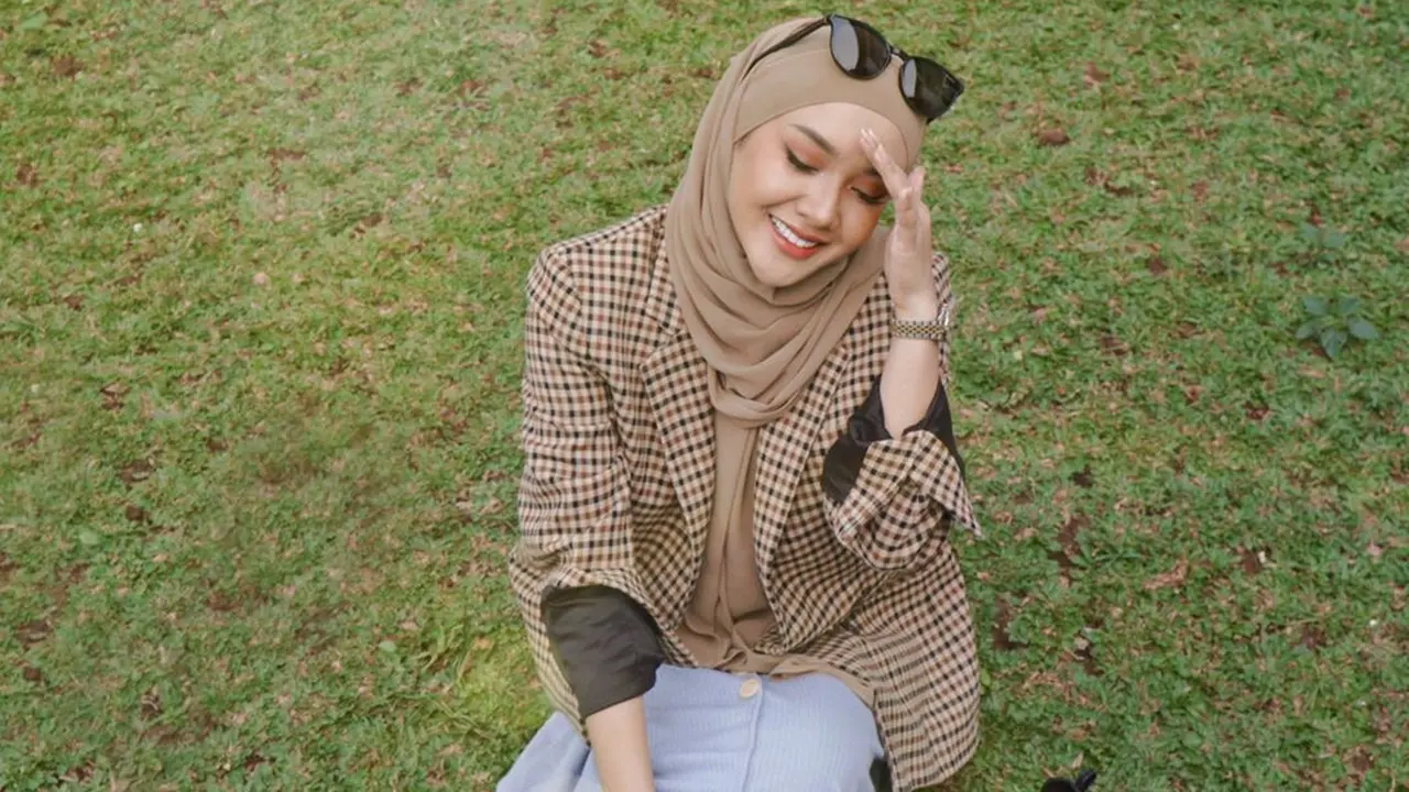 Inspirasi Gaya Hijab Cita Citata, Simpel dan Stylish