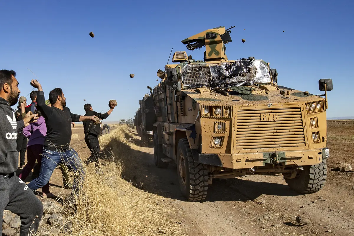 Konvoi, Kendaraan Militer Turki Dilempari Batu Warga Kurdi