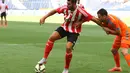 Graziano Pelle mencoba melindungan bola dari sergapan gelandang Valencia. (Bola.com/Reza Khomaini)