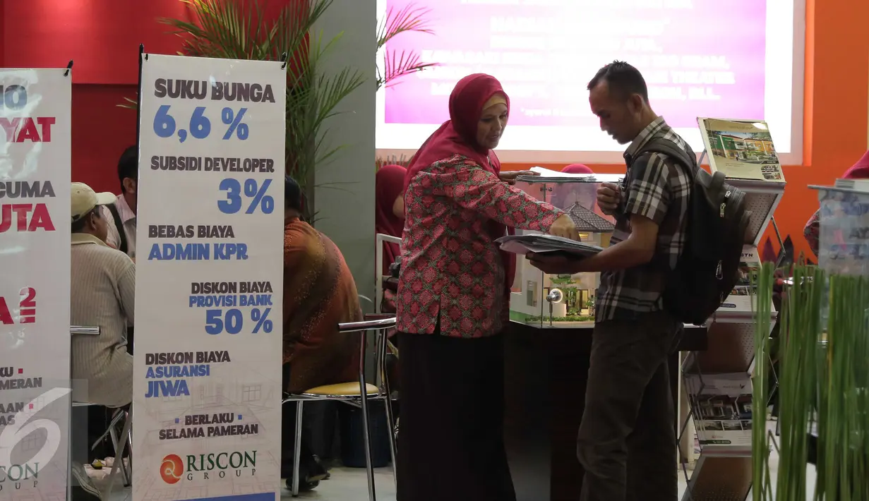 Pengunjung mengunjungi stan pada pameran Indonesia Properti Expo 2016 di Senayan, Rabu  (17/2). Penjualan properti tahun ini diprediksi akan mengalami peningkatan di kisaran 5%-10% jika suku bunga acuan BI turun 50 basis poin (Liputan6.com/Angga Yuniar)