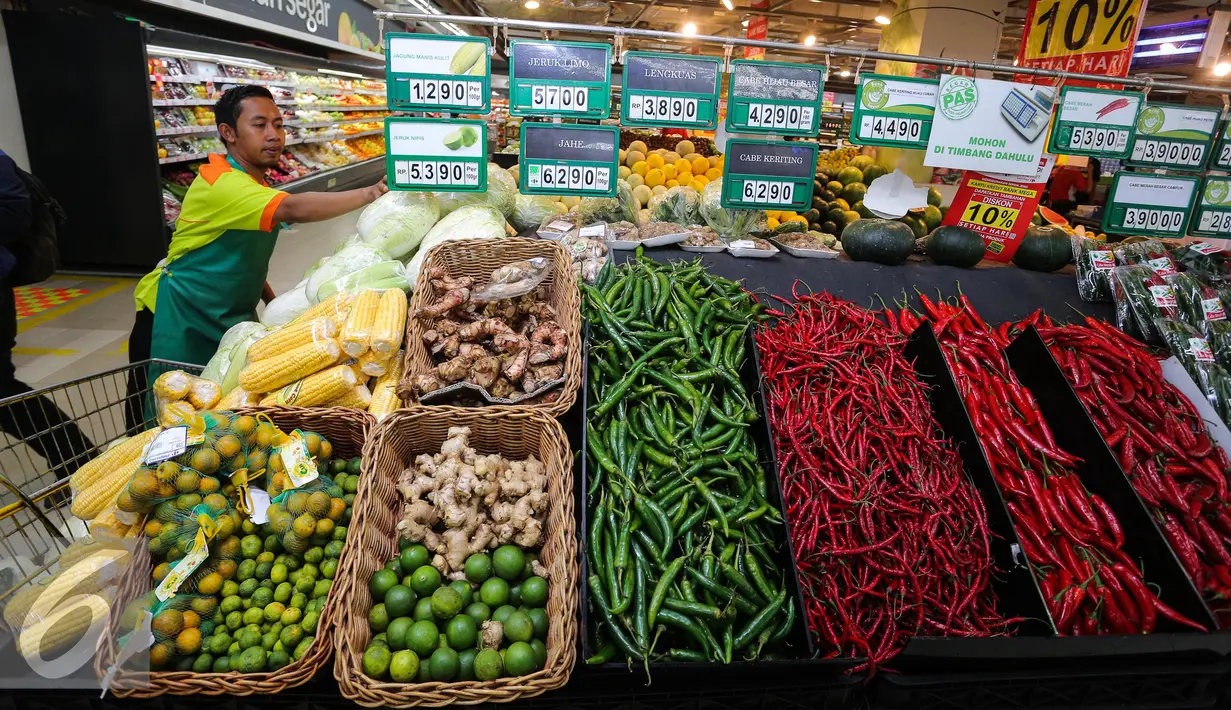 Petugas saat merapihkan sayuran di sebuah supermarket di Jakarta, Jumat (19/6/2015). Berbagai jenis sayuran antara lain seperti cabai merah, kacang panjang, timun, bawang merah, mengalami kenaikan di awal bulan puasa. (Liputan6.com/Faizal Fanani)