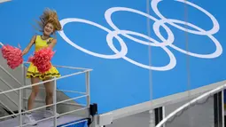Seorang Cheerleader saat tampil pada periode pertama babak penyisihan pertandingan hoki es pria antara Korea Selatan dan Swiss di Olimpiade Musim Dingin 2018 di Gangneung, Korea Selatan (17/2). (AP Photo / Julio Cortez)
